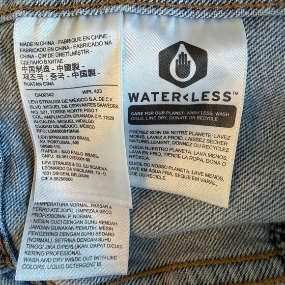 Levi's Cropped Barrel Blue Jean Jacket. - Picture 11 of 14